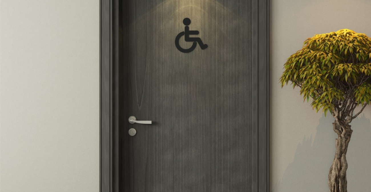 «Αίσχος… παραλίγο να χτυπήσω»: Πήγε με πατερίτσες σε τουαλέτα για ΑμεΑ σε εστιατόριο και δεν πίστευε τι αντίκρυσε