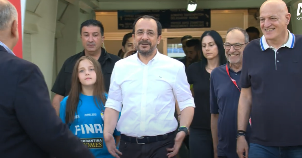 Ο πρόεδρος της Δημοκρατίας δεν φόρεσε φανέλα της Πάφου και το... έδειξε στον Καραπατάκη (ΒΙΝΤΕΟ)