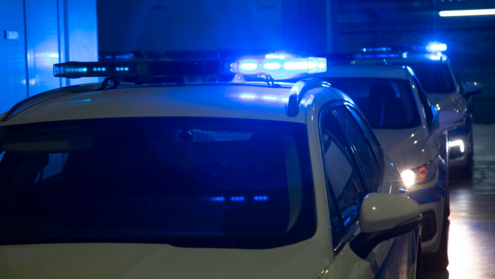 Απειλούσαν για φόνο - Φόρεσαν χειροπέδες σε δύο νεαρούς