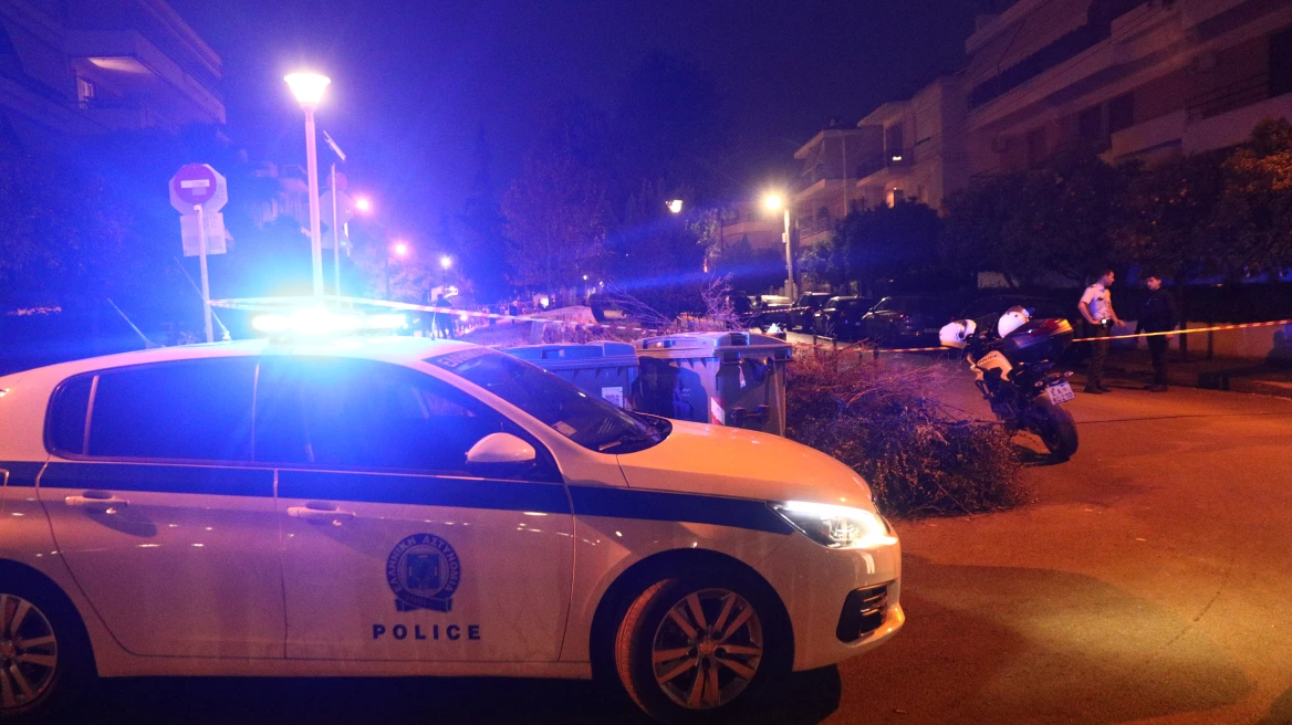 ΕΛΑΣ: Με τραύματα στο λαιμό και το στήθος ο οδηγός που έπεσε σε στάση λεωφορείου στο Χαλάνδρι - Ερευνάται το ιατρικό του ιστορικό