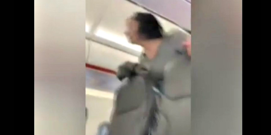 Χαμός σε πτήση: Γυναίκα αρνητής της μάσκας έβηχε επίτηδες στους επιβάτες - 'Όλοι θα πεθάνουμε..' -VIDEO