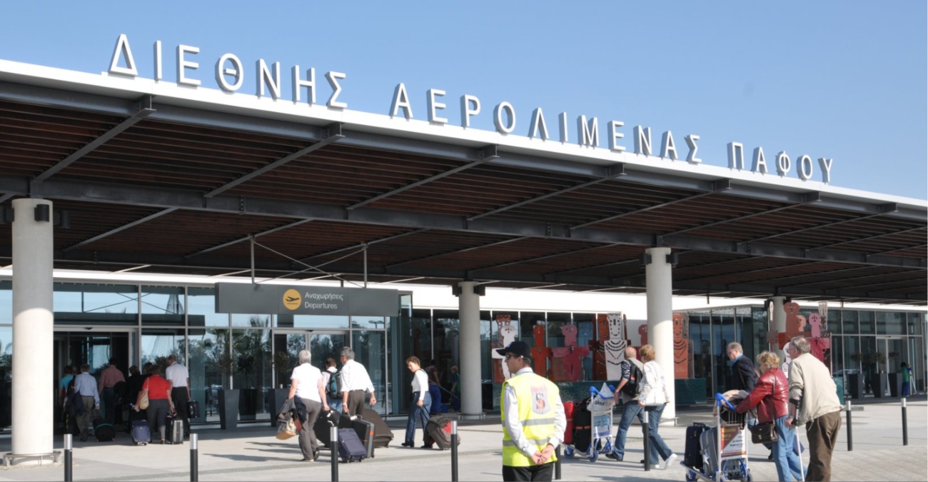 Επιβάτες σε απόγνωση: Καθυστερήσεις και προβλήματα στο αεροδρόμιο Πάφου λόγω επέκτασης