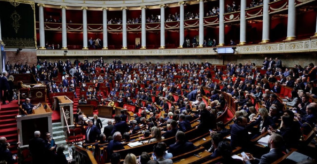 Σώθηκε η γαλλική κυβέρνηση - Με μόλις εννέα ψήφους απορρίφθηκε η πρώτη πρόταση μομφής - «Άκυρο» έριξαν και στη δεύτερη