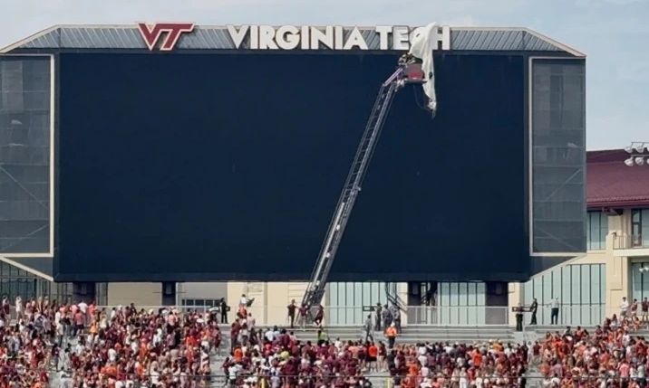 Video: Αλεξιπτωτιστής κόλλησε στον ηλεκτρονικό πίνακα γηπέδου