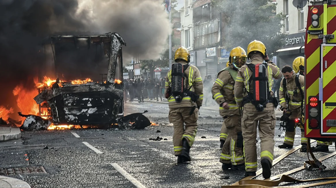 Νύχτα τρόμου στο Μπέλφαστ: Έκαψαν σπίτια μεταναστών μετά την απόπειρα αποκεφαλισμού άνδρα από Σουδανό - Δείτε βίντεο