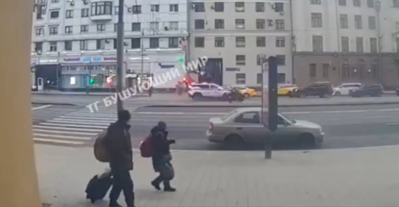 Ανατριχιαστικό βίντεο: Τρομακτικό θανατηφόρο τροχαίο στη Ρωσία – Περιπολικό εμβόλισε ηλεκτροκίνητο δίκυκλο και εκτόξευσε τον αναβάτη του