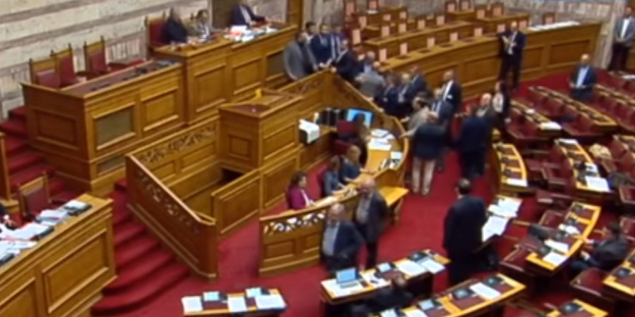 Χαμός στη Βουλή των Ελλήνων- ‘Σταμάτα ρε προδότη!’-VIDEO