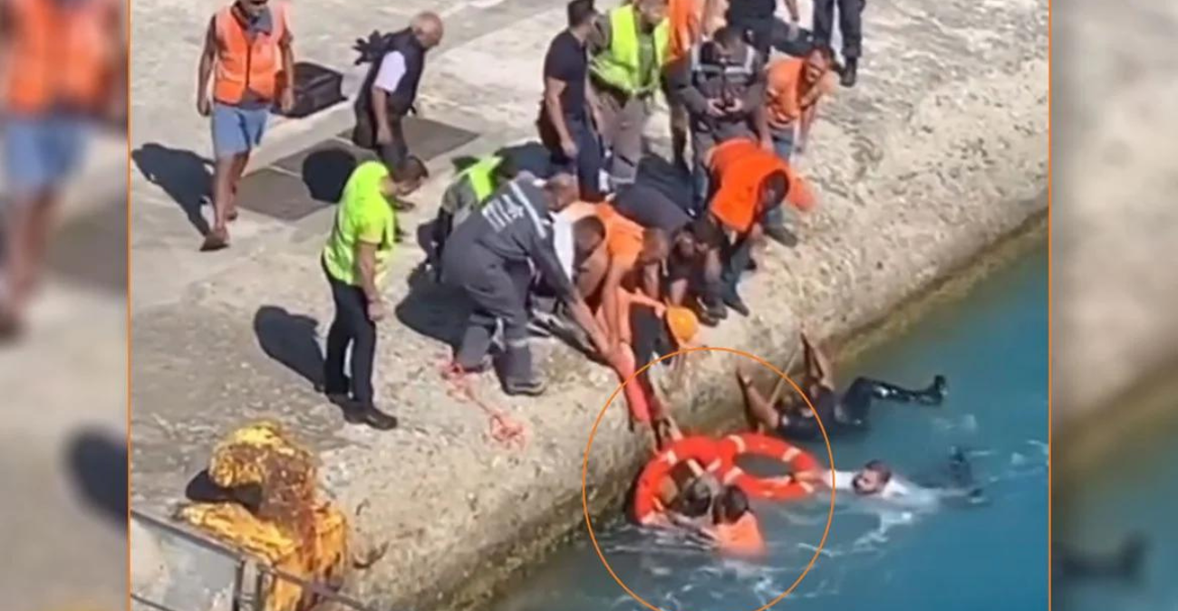 Βίντεο: Γυναίκα έπεσε στη θάλασσα κατά την επιβίβαση στο πλοίο στην Τήνο - Έσπευσαν να την σώσουν