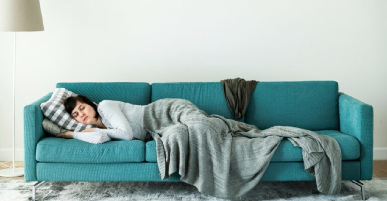 Σας παίρνει ο ύπνος στον καναπέ κάθε βράδυ; Τρεις λόγοι που πρέπει να το «κόψετε»