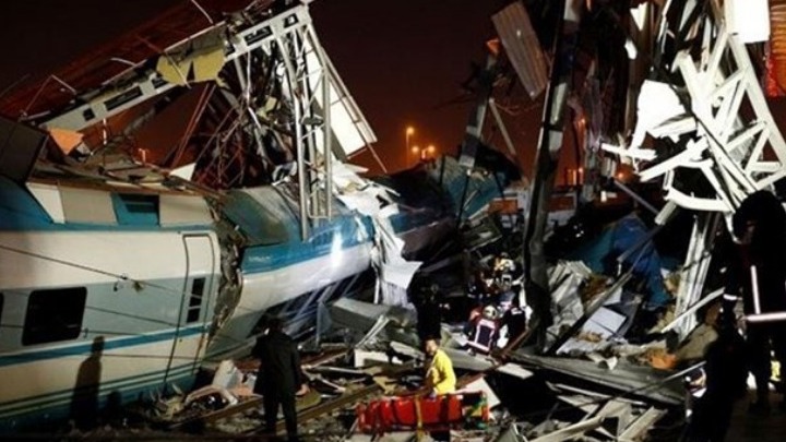 ΤΟΥΡΚΙΑ: Τραγωδία με νεκρούς και τραυματίες μετά από σύγκρουση τρένου   