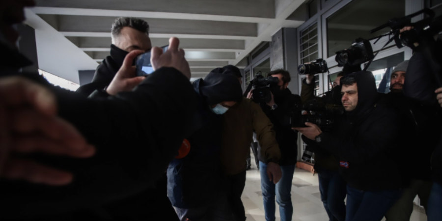 Δολοφονία Άλκη στη Θεσσαλονίκη: «Γιατί το έκανες;» φώναξε πατέρας στον 23χρονο κατηγορούμενο καθώς πήγαινε στον Εισαγγελέα