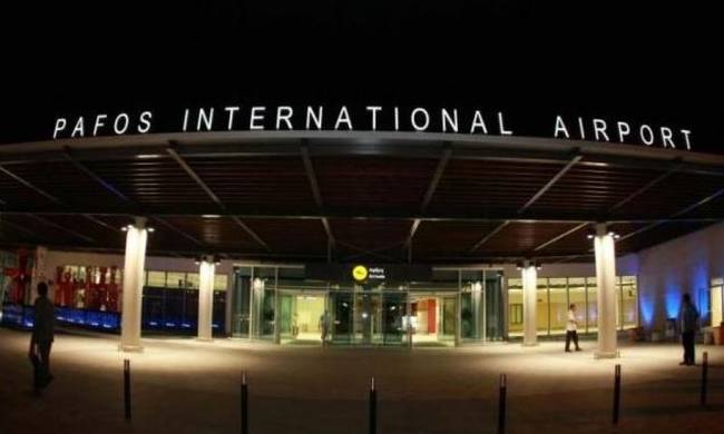 Έφοδος στο Αεροδρόμιο Πάφου από ΕΒΕ και βουλευτές