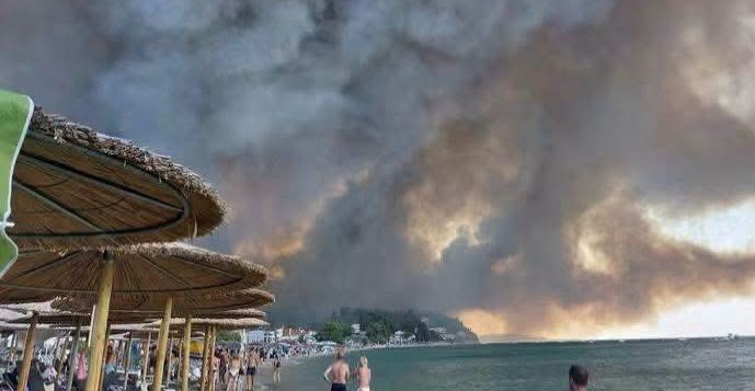 Σε ύφεση η φωτιά στη Χαλκιδική: Στάχτη σπίτια και δάσος