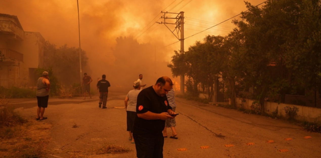 Μαίνονται οι πυρκαγιές στη Σμύρνη - Εκκενώθηκαν τουλάχιστον 10 οικισμοί, κάηκαν σπίτια και έχουν συλληφθεί 17 άτομα