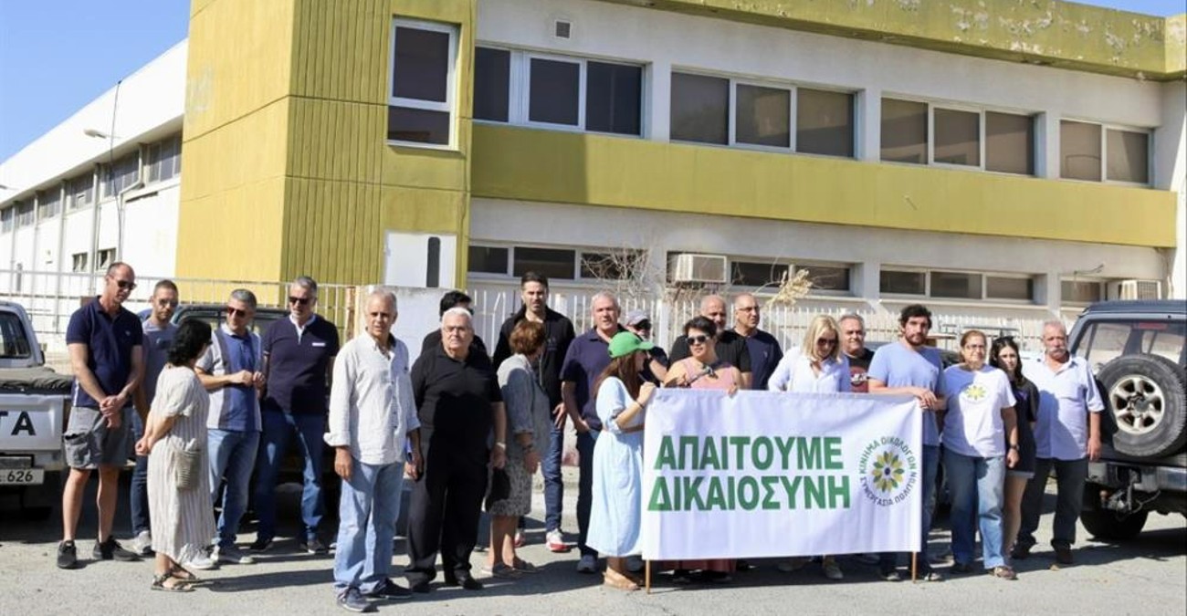 «Απαιτούμε δικαιοσύνη»: Με πανό έξω από το Astrasol καρκινοπαθείς της περιοχής