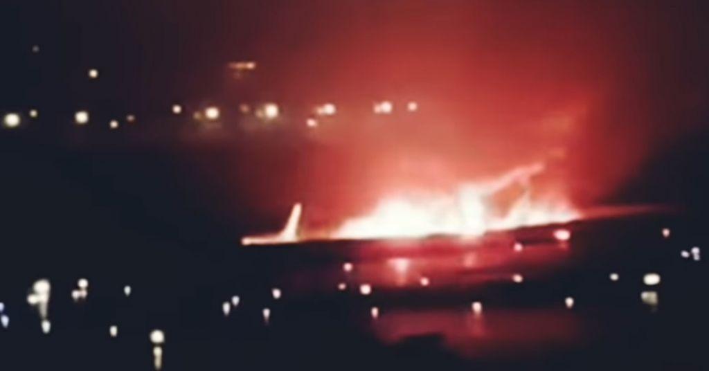Επιβάτες πηδούν έξω από το φλεγόμενο αεροσκάφος για να σωθούν - VIDEO 