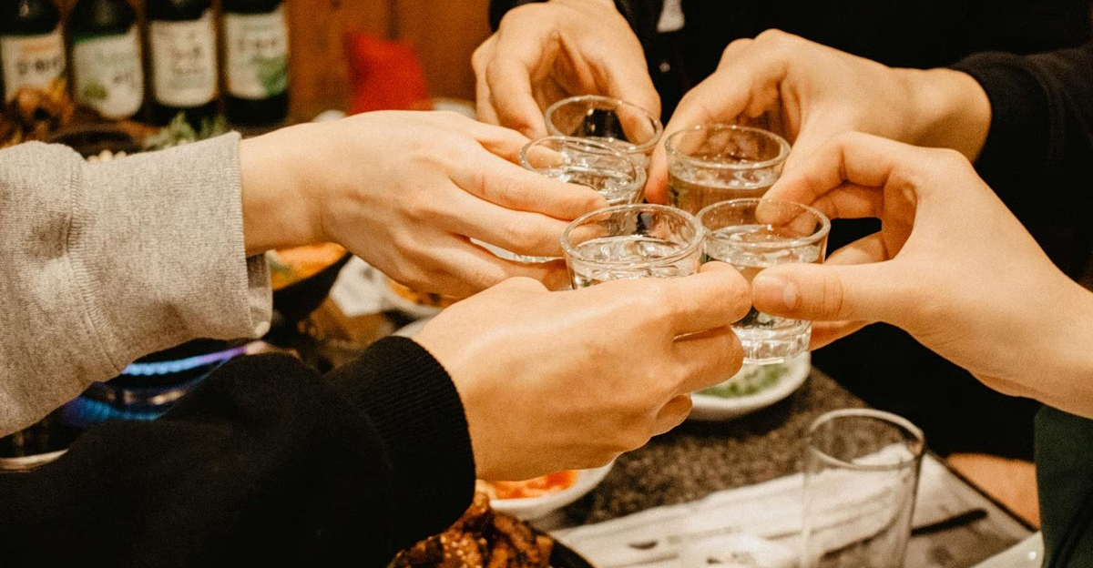 Αυτός, αυτή, το φλερτ και ο τσακωμός - Πήγαν για ουζάκι, κατέληξαν στο κελί 
