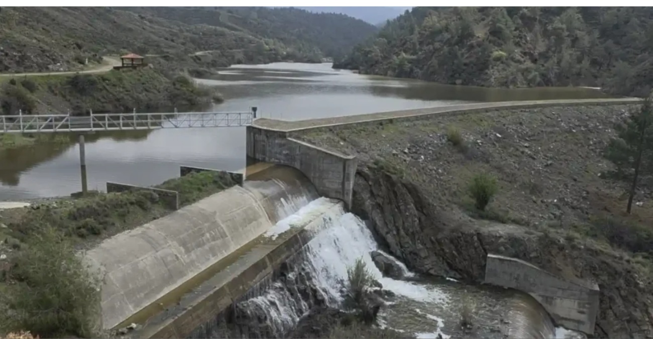 «Χαράς ευαγγέλιο» στην Αργάκα: Υπερχείλισε το φράγμα και έδιωξε τον εφιάλτη της λειψυδρίας