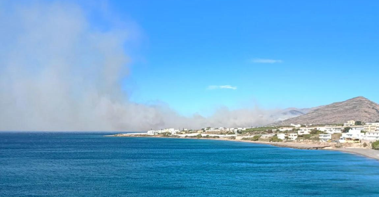 Κρήτη: Μεγάλη φωτιά στην Ιεράπετρα, πνέουν άνεμοι 8 μποφόρ - 112 για εκκενώσεις οικισμών