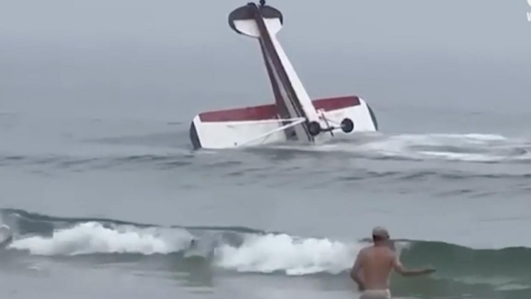 Μικρό αεροπλάνο έκανε έκτακτη προσγείωση σε παραλία με κόσμο στο Νιου Χάμσαϊρ - Δείτε βίντεο