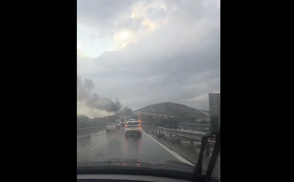 Όχημα τυλίχθηκε στις φλόγες στον αυτοκινητόδρομο εν μέσω κακοκαιρίας - Δείτε βίντεο
