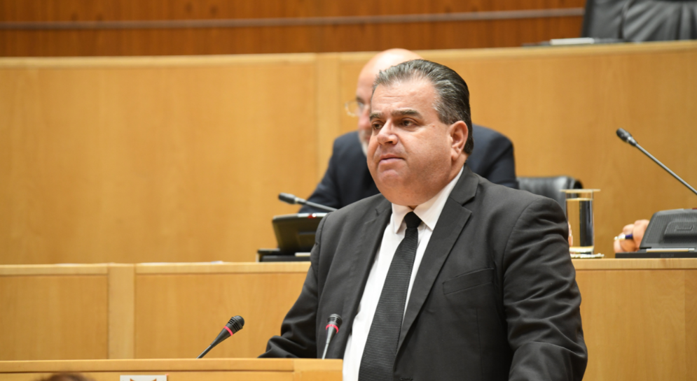 ΑΚΕΛ: Απέβαλε επ’ αόριστον τον Κώστα Κώστα