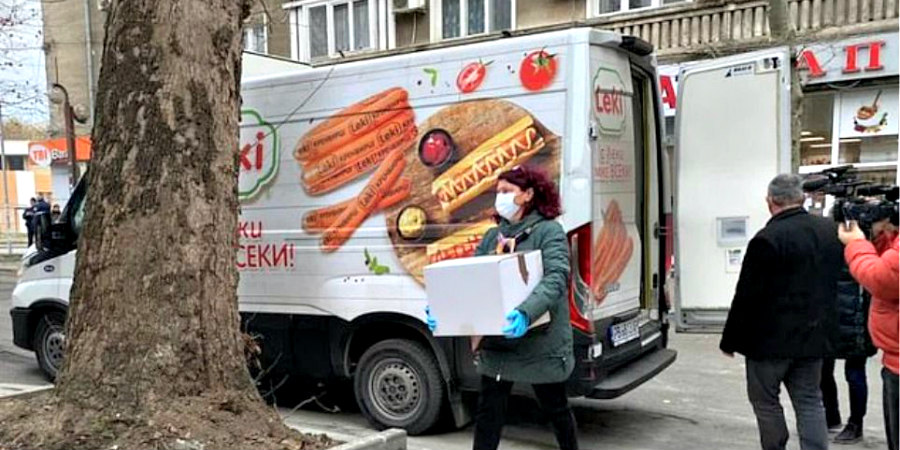Κορωνοϊός - Βουλγαρία: Σάλος από τη μεταφορά των εμβολίων σε φορτηγά... για λουκάνικα!
