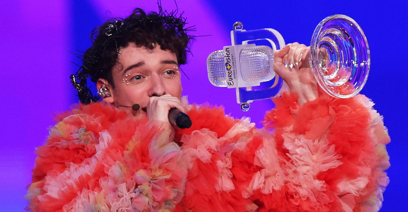 Eurovision 2024: Σκόνη και θρύψαλα έκανε ο Ελβετός το βραβείο του - Η viral στιγμή με το «ατύχημα»