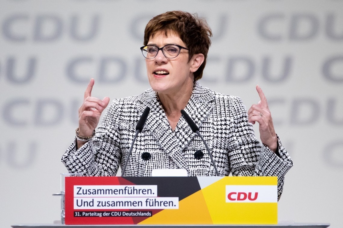 Πιο δημοφιλής από την καγκελάριο Μέρκελ η νέα ηγέτης του CDU  