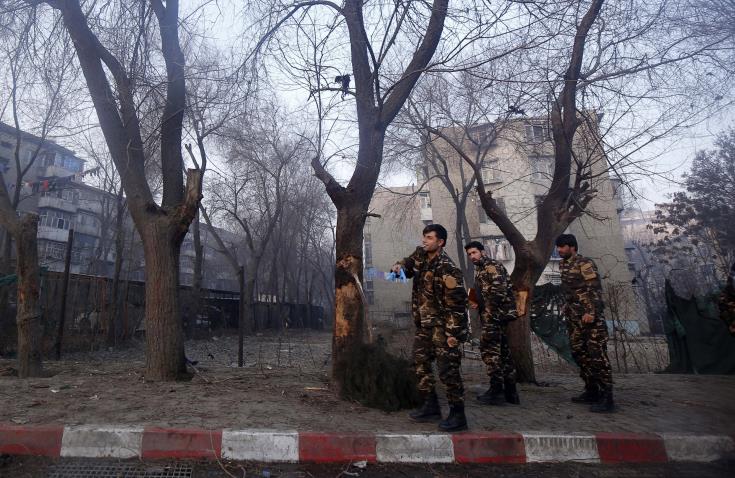 Τουλάχιστον τέσσερεις οι ένοπλοι που άνοιξαν πυρ σε ξενοδοχείο της Καμπούλ 