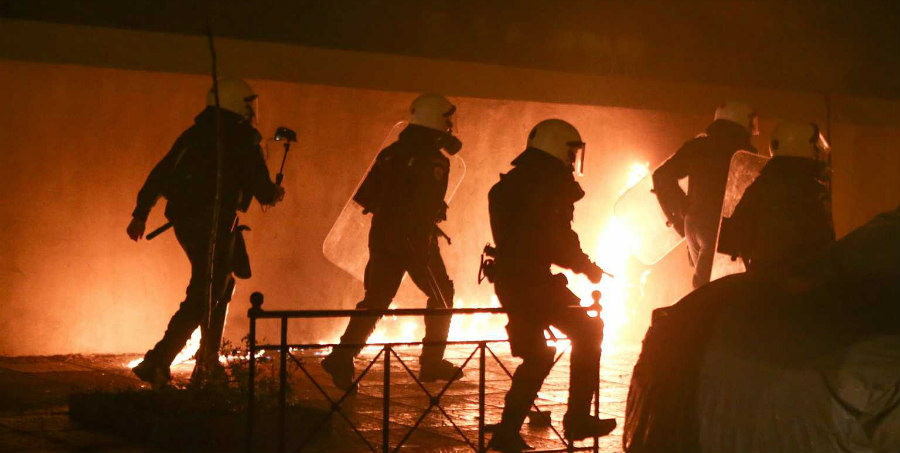 ΒΙΝΤΕΟ-ΝΤΟΚΟΥΜΕΝΤΟ: Η στιγμή που εγκλωβίζονται οι αστυνομικοί από τους διαδηλωτές στην Αθήνα