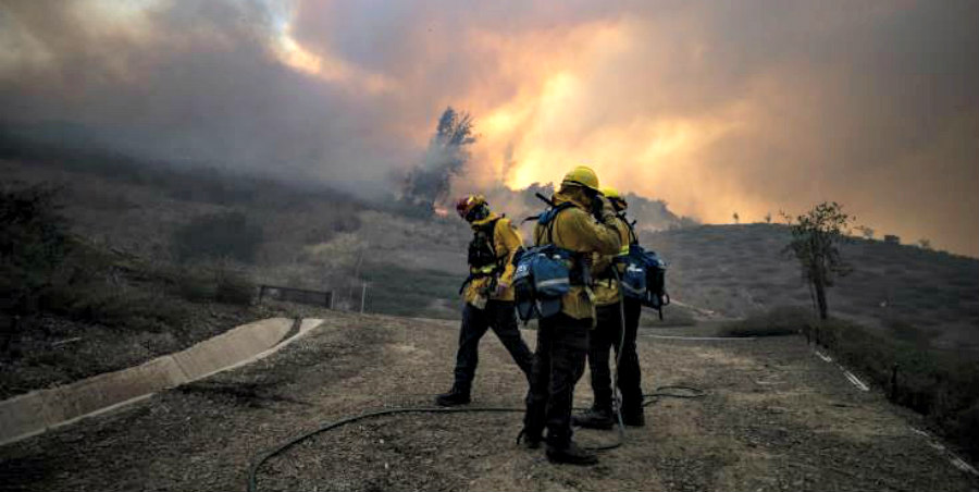 Μεγάλη πυρκαγιά σε θαμνώδη έκταση στην Καλιφόρνια, απομακρύνθηκαν 60.000 κάτοικοι 