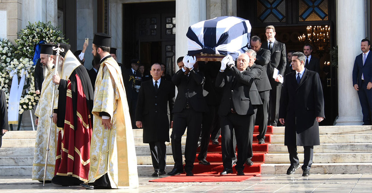 Δείτε live: Όλοι όσοι βρέθηκαν στην κηδεία του τέως βασιλιά Κωνσταντίνου - Με τον εθνικό ύμνο ο αποχαιρετισμός στη Μητρόπολη