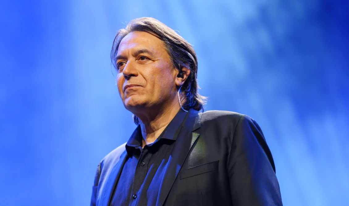 ΒΙΝΤΕΟ - «Χάλια, χάλια παιδιά»: Ο Γιάννης Κότσιρας διέκοψε συναυλία του για να... διορθώσει το κοινό που έλεγε λάθος το ρεφρέν