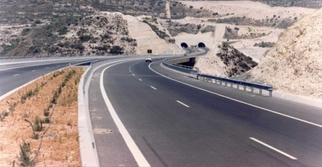 ΒΙΝΤΕΟ - Εικόνες σοκ από το τροχαίο στον αυτοκινητόδρομο Λεμεσού–Πάφου: Διαλυμένο το βαν μετά τη σύγκρουση με φορτηγό