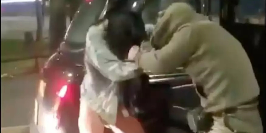 Άγριο ξύλο για ένα ταξί - Γυναίκες πιάστηκαν στα χέρια και έγιναν viral