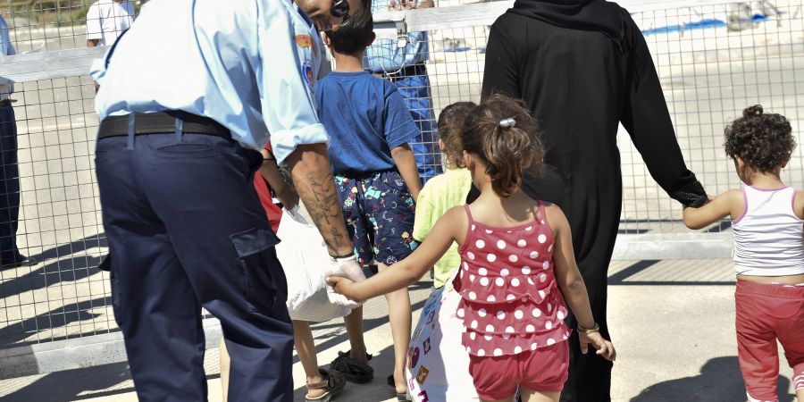 ΠΑΡΑΛΙΜΝΙ: 65 μετανάστες έφτασαν με πλοιάριο στο Λιμανάκι Αγ. Γεωργίου – Έγκυες και παιδιά ανάμεσά τους