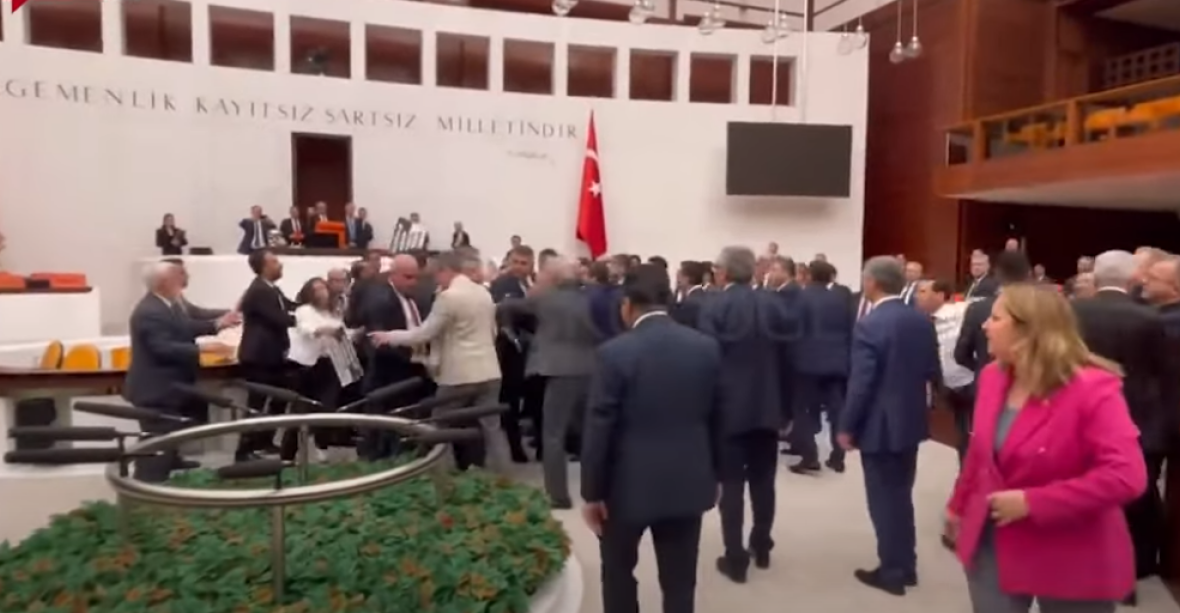 Τουρκία: Ρινγκ η Εθνοσυνέλευση - Έπεσε ξύλο ανάμεσα σε βουλευτές του Ερντογάν και του κουρδικού κόμματος