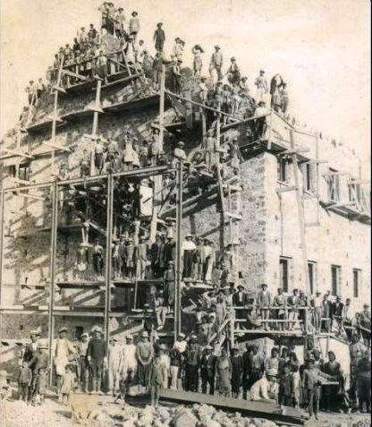 Ποιο γνωστό ξενοδοχείο της Κύπρου κτίζουν οι εργάτες το 1928; Γιατί ονομάστηκε το Ξενοδοχείο των Βασιλιάδων και συνδέεται με θρύλους, φαντάσματα και βρικόλακες (ΒΙΝΤΕΟ)