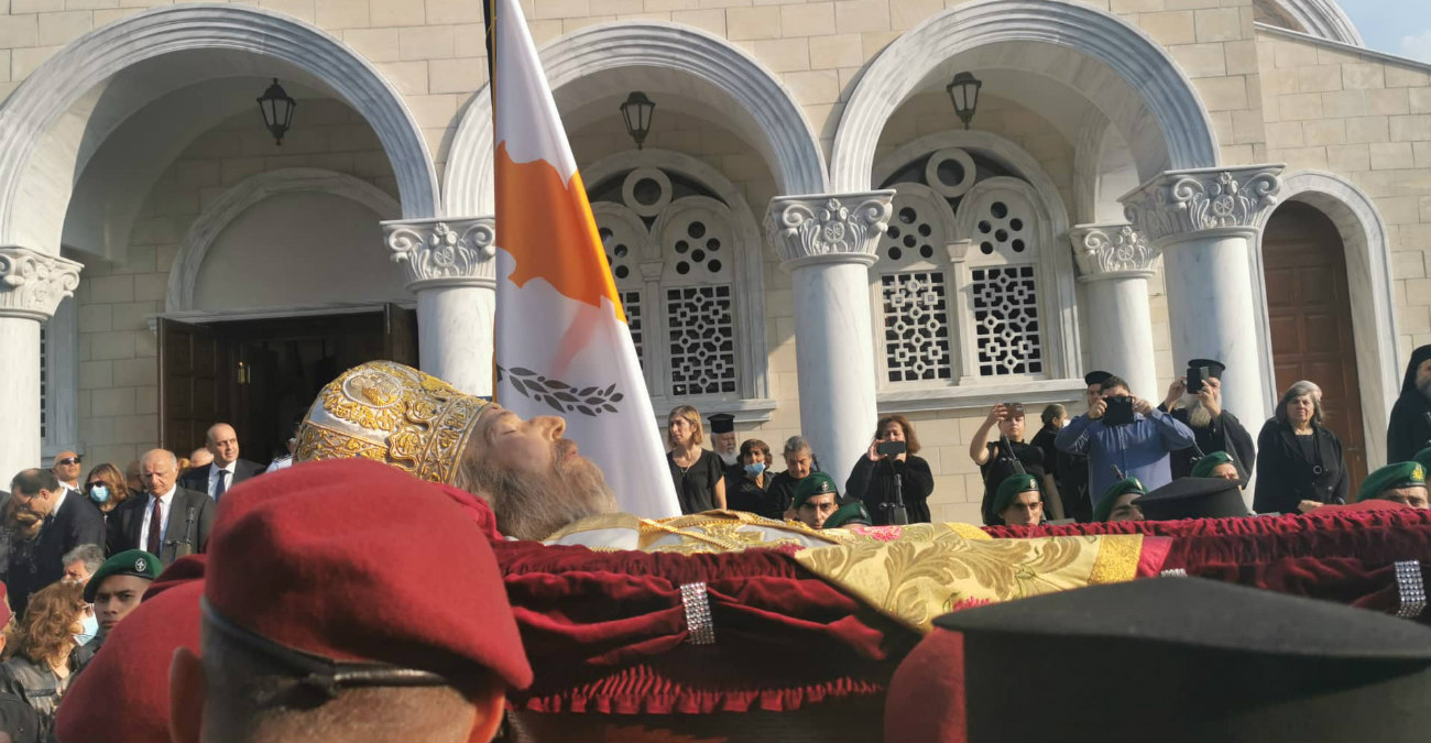 Στην τελευταία του κατοικία ο μακαριστός Αρχιεπίσκοπος Χρυσόστομος - Δείτε βίντεο και φωτογραφίες 