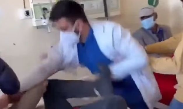 Video: Γιατρός ξυλοφόρτωσε ασθενή που «ζήτησε να του μιλάει με σεβασμό» 
