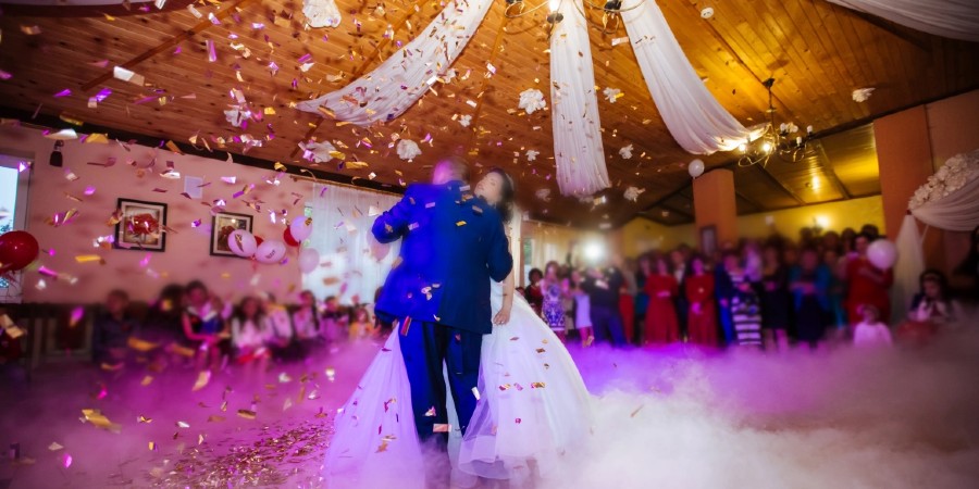 Πεθερά στην Ελλάδα «έπιασε» τη νύφη με τον εραστή της- Τους τσάκωσε στο γλέντι του γάμου