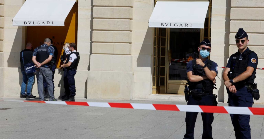 ΒΙΝΤΕΟ: Κοστουμαρισμένοι ληστές «χτύπησαν» κοσμηματοπωλείο Bvlgari στο Παρίσι 