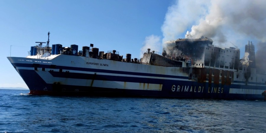 Euroferry Olympia: Δεν λέει να σβήσει η φωτιά – Παραμένουν τρεις αγνοούμενοι