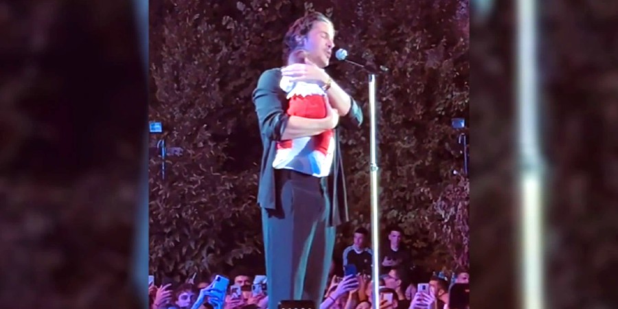 Νίκος Οικονόμοπουλος: Τραγούδησε «Μου 'πε μια ψυχή» κρατώντας αγκαλιά ένα μωράκι - Δείτε το συγκινητικό βίντεο