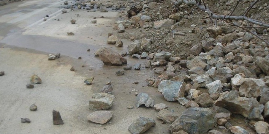 Κλειστή λωρίδα στον δρόμο προς Πεδουλά λόγω κατολίσθησης βράχου 