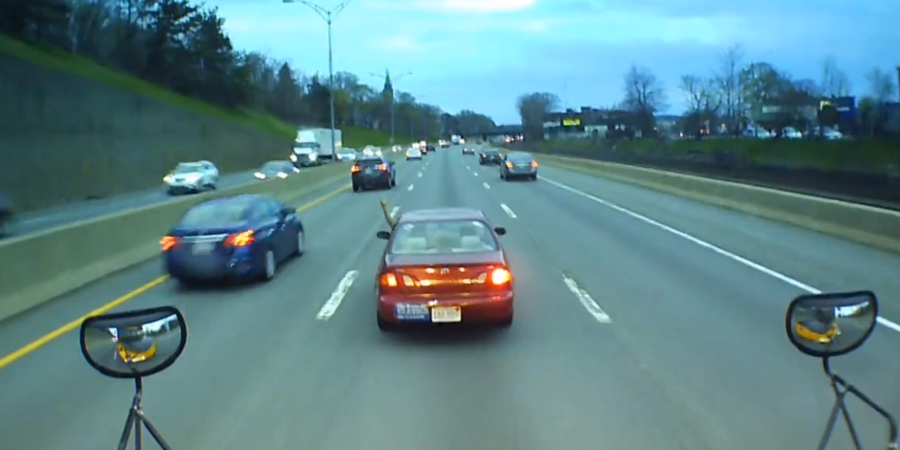 Σταμάτησε στη μέση του αυτοκινητόδρομου για να φωνάξει στον οδηγό – VIDEO