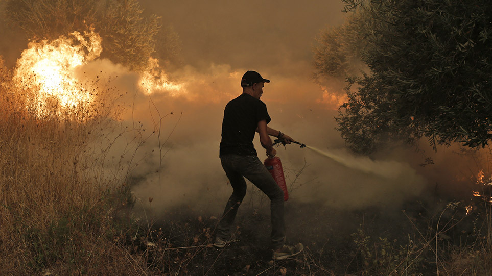 Φωτιά στην Εύβοια: Μάχη με επικίνδυνη αναζωπύρωση μέσα στη Γαλατσώνα