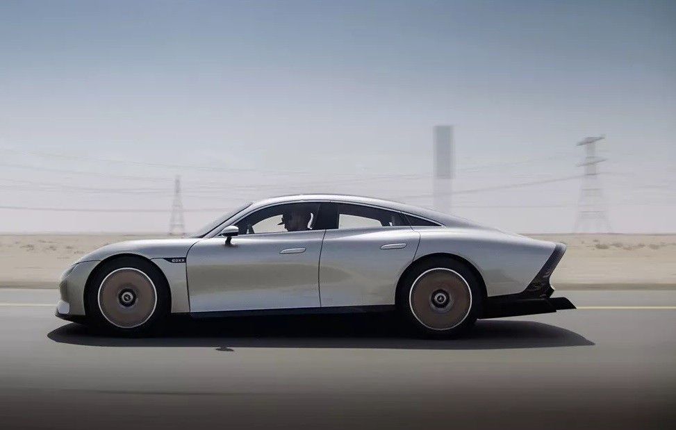 Απίστευτη τεχνολογία από την Mercedes-Benz: Ολόκληρο το αμάξωμα με ηλιακή βαφή παράγει ενέργεια