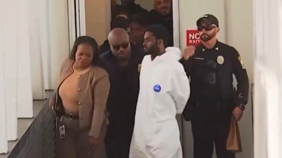 Συλληφθείς για σεξουαλική επίθεση σε φοιτήτρια στη Φλόριντα, πήγε να «βάλει χέρι» σε μια αστυνομικό όταν οδηγούνταν στη φυλακή